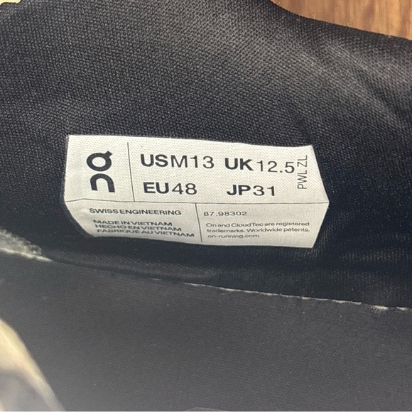 🔥🔥🔥On Running Men Sneakers in White and Black Size: 13🔥🔥🔥 - Picture 9 of 13